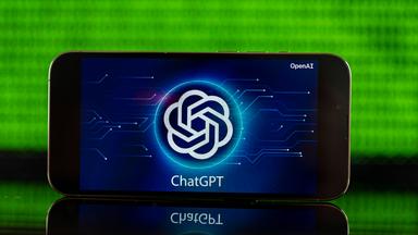 Handy mit Aufschrift ChatGPT