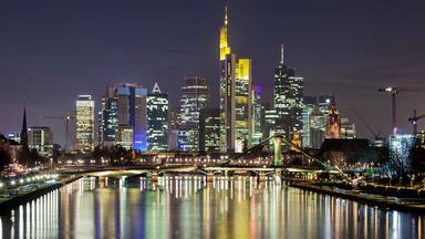 Frankfurt am Main: Hochhäuser spiegeln sich im Abendlicht auf einem Fluss.