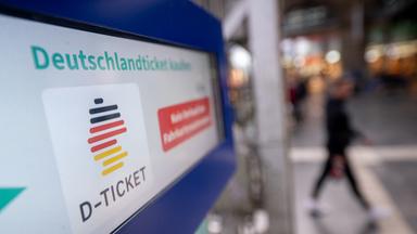 Ein Ticketautomat der deutschen Bahn ist zu erkennen. Dort kann man nun das Deutschlandticket kaufen.