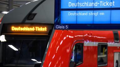 Eine S-Bahn der deutschen bahn steht am Gleis eines Bahnhofs. Auf der Anzeigetafel des Gleis steht Deutschland Ticket.