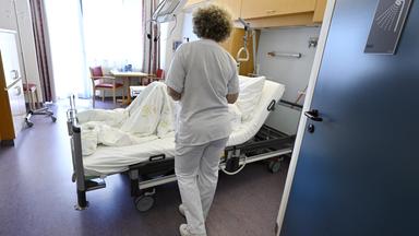 Pfleger am Bett eines Patienten