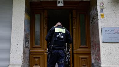 Polizeit vor einem Wohnhaus