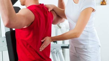 Rückenschmerzpatient mit Physio-Therapeutin 