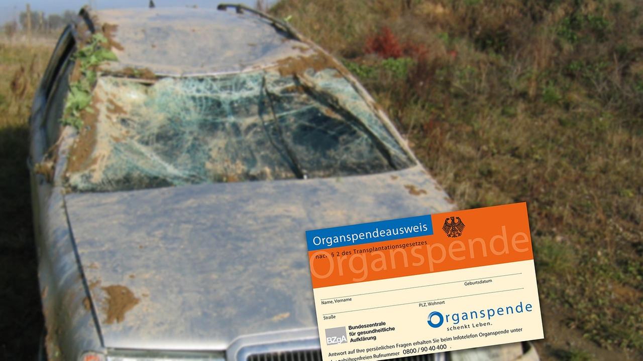 Organspendeausweis, im Hintergrund Unfallauto