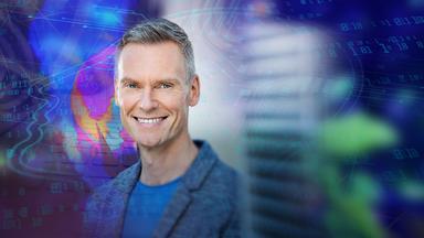 Ingolf Bauer blickt seitlich in die Kamera, hinter ihm spielen Zahlen und der Umriss eines Gesichts auf das Thema KI an