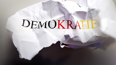 Zerknülltes Papier mit der Ausschrift Demokratie