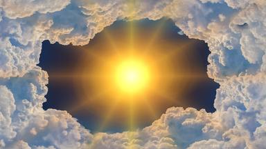 Sonne scheint durch Wolken