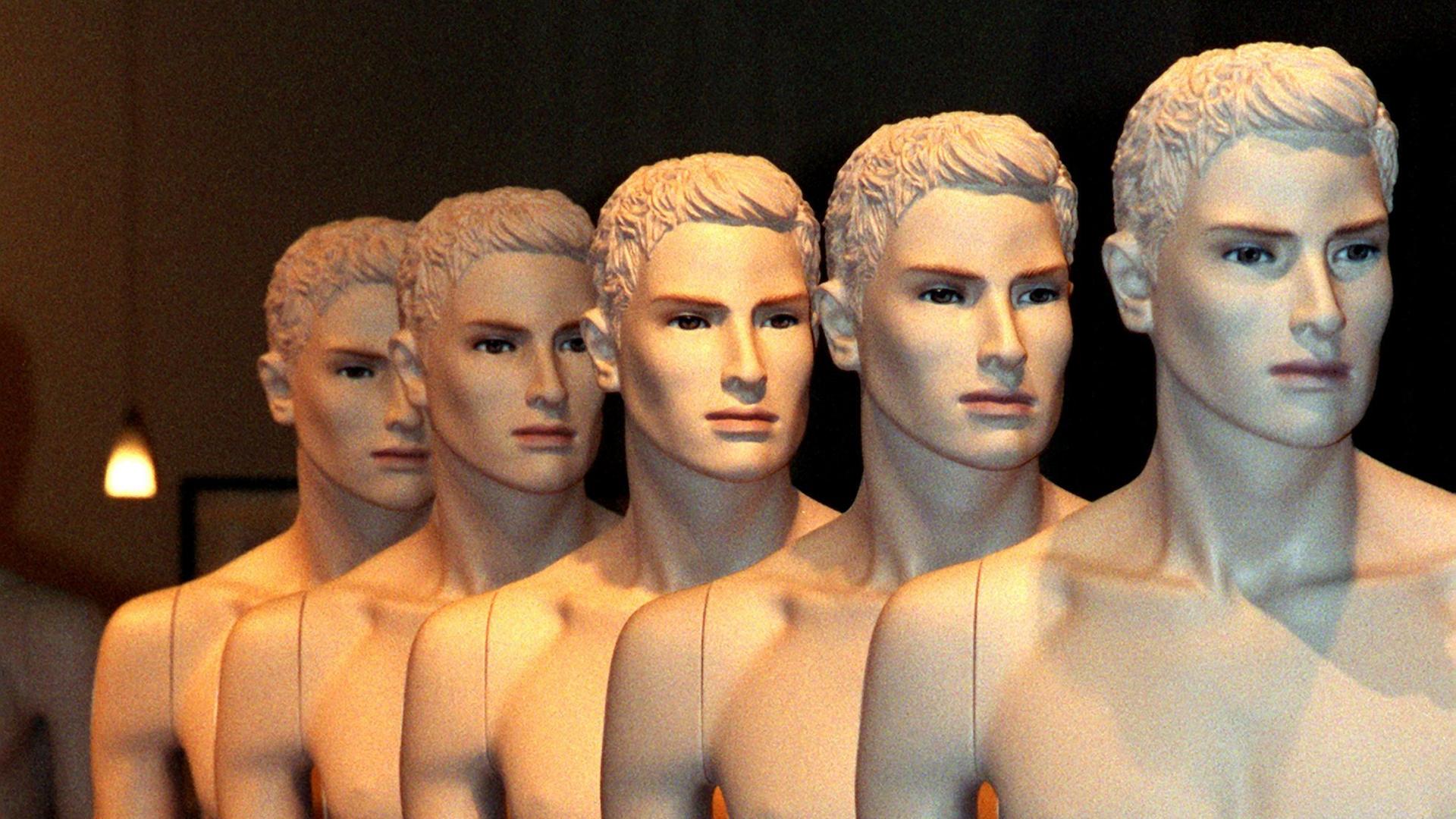 Schaufensterpuppen hintereinander