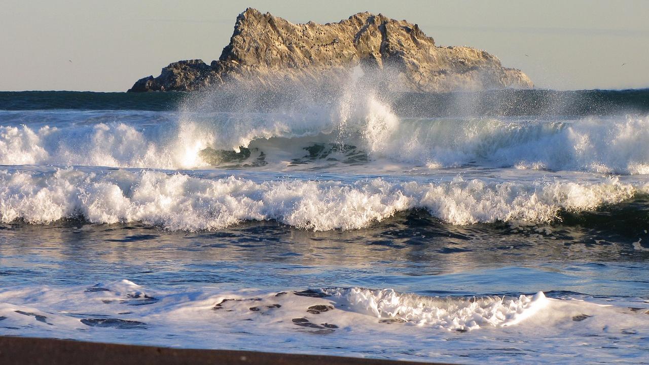 Pazifik mit Felsen im Hintergrund
