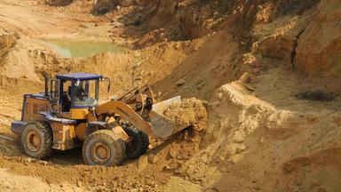 Abbau von Rohstoffen in China, im MIttelpunkt ein Bagger