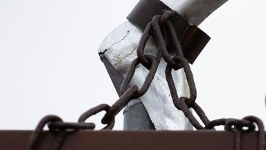 Ketten an einem Mast