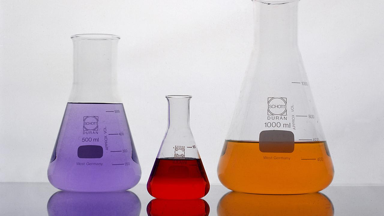 Chemikalien in Erlenmeyerkolben