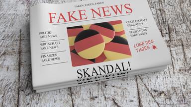 Zusammengefaltete Zeitung mit Aufschrift "Fake News"