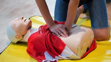 An einer Puppe wir Reanimieren geübt