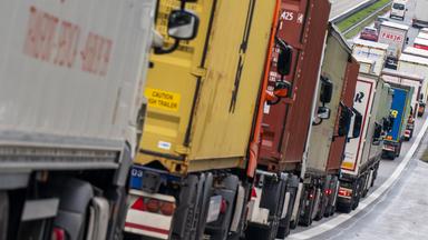 LKW auf der Autobahn im Stau