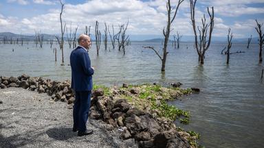 Bundeskanzler Scholz in Afrika an einem Fluss