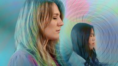 Mai Thi Nguyen-Kim und Jasmina Neudecker befinden sich in Hypnose.