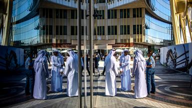 Platz mit Menschen in Dubai