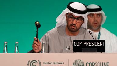  COP-Präsident Al-Dschaber schlägt den Hammer