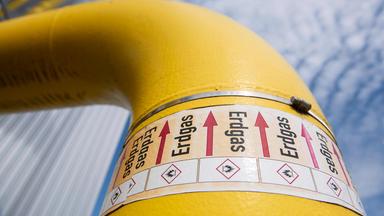 Rohre mit der Aufschrift Erdgas