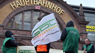 Streikende vor einem Bahnhof