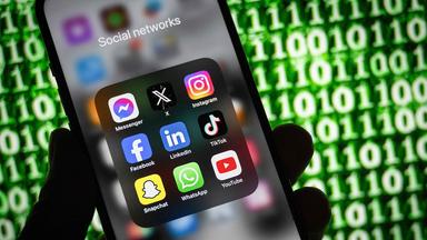 Handy mit Apps von sozialen Netzwerken