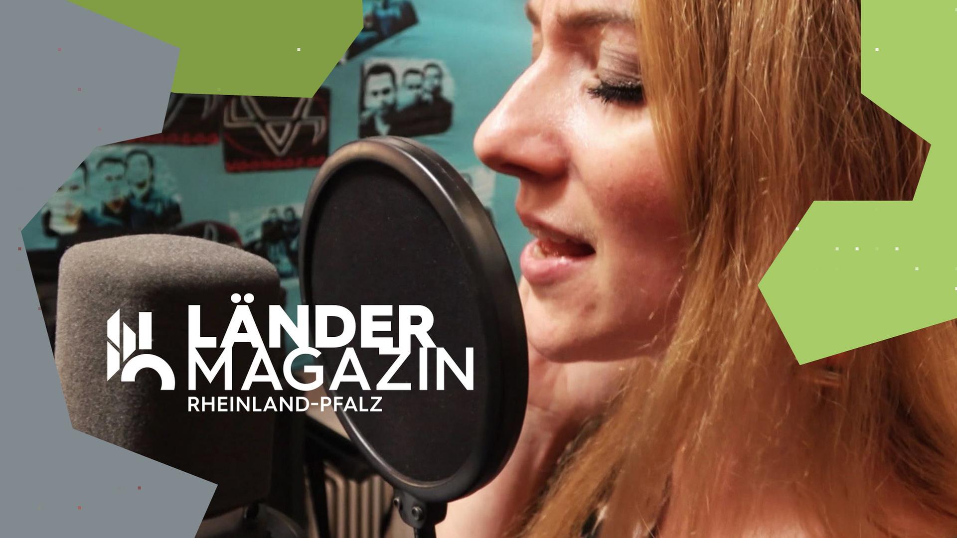 Eine junge Frau steht mit geschlossenen Augen vor einem Mikrofon und singt.