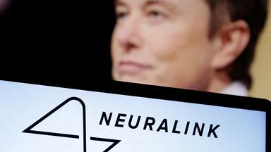 Neuralink Logo und Elon Musk