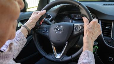 Seniorin im Auto