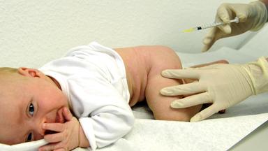 Baby wird geimpft