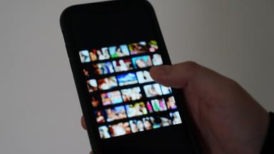 Handy mit pornografischen Inhalten - verpixelt