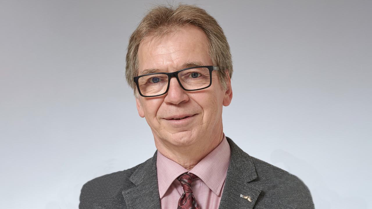 Uwe Baumann ist Professor für Audiologie und Arzt für Hals-Nasen-Ohrenheilkunde am Universitätsklinikum Frankfurt. 