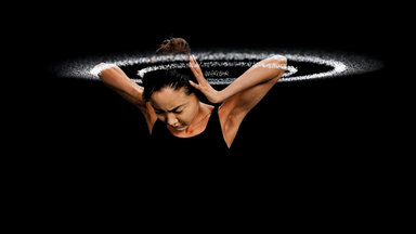 Schallwellen umkreisen den Kopf einer jungen Frau. Sie hält sich die Ohren zu.