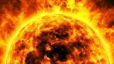 Nahaufnahme der Sonne, die intensive Strahlung und Sonnenwinde zeigt.