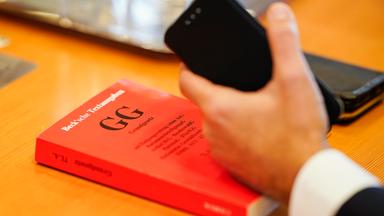 Grundgesetz liegt auf Tisch
