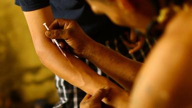 Arme von zwei Personen, die sich Drogen spritzen