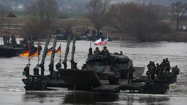 NATO Übung in Polen - Mititätisches Gerät wird in Stellung gebracht