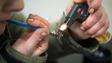 Chrack-Pfeife wird angezündet