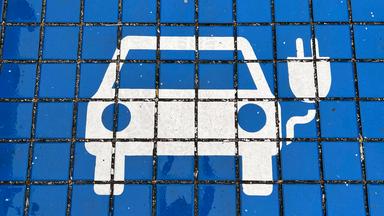 Auot mit Stecker auf Pflastersteine gemalt