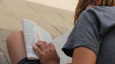 Kinde liest ein Buch