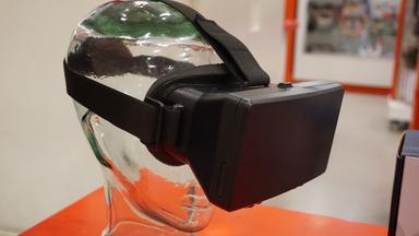 Glaspuppe mit VR Brille