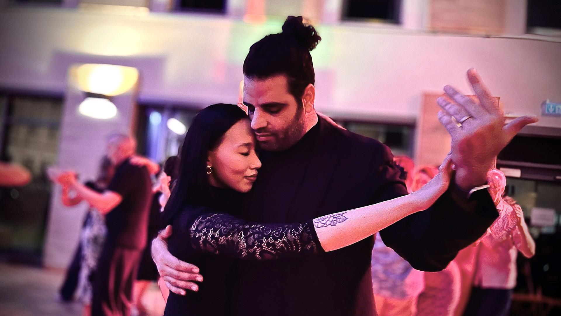 Ein Mann und eine Frau tanzen eng umschlungen.