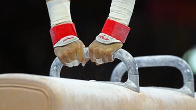 Hände an einem Sportgerät