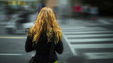 Jugendliche steht warten an einer Straße
