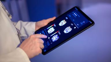 Hand mit Handy - darauf KI basierte Apps