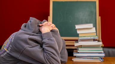 Verzweifeltet Schüler an einem Tisch