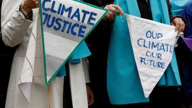 Frauen haben Wimpel mit Aufschrift in der Hand