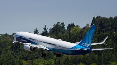 Boeing 737 Max beim Aufsteigen über einem Wald