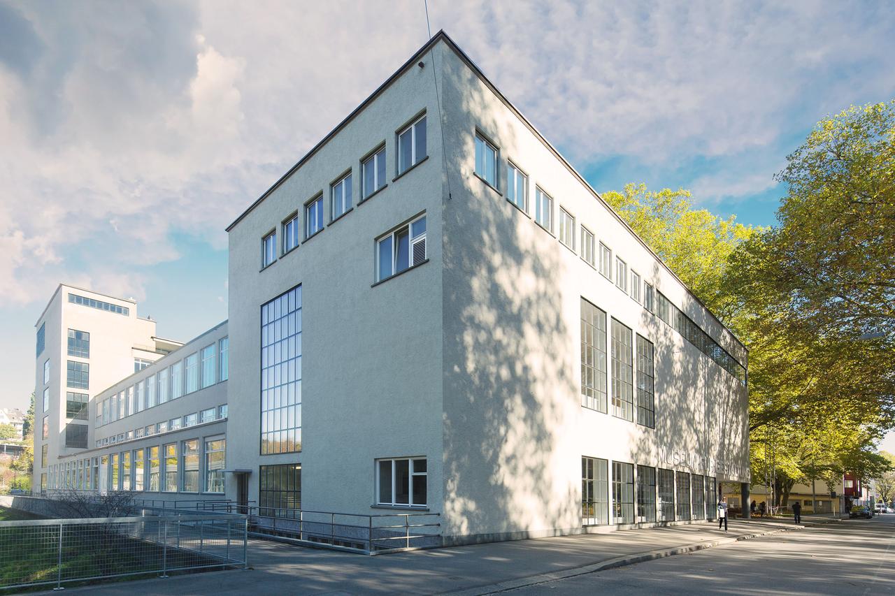 Ein kastiges, modernes Gebäude.