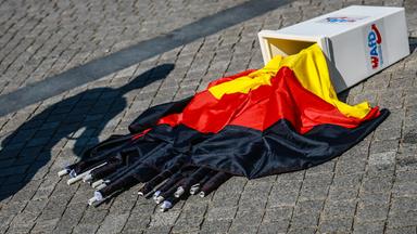 Deutschlandfahnen auf dem Boden